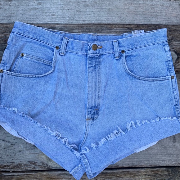 HIGH WAISTED WRANGLER CUT OFF SHORTS - Picture 4 of 5